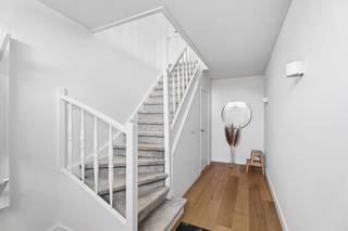 <p>Welkom in deze stijlvolle en instapklare villa op Rodenburg. Een volledig gerenoveerde eigendom waar licht, comfort en afwerking perfect samenkomen.<br />U wordt verwelkomd via de inkomhal met een vestiaire en gastentoilet. De lichtrijke en gezellige leefruimte met grote raampartijen biedt een prachtig zicht op de tuin. De aansluitende, volledig uitgeruste keuken met Miele toestellen en gezellige zithoek maken de keuken af. Verder beschikt het gelijkvloers over een praktische berging met geïntegreerde wasruimte, een volledig ingebouwde kastenwand en de technische ruimte.</p><p>Op de 1ste verdieping beschikt de woning over een ruime master bedroom met maatkasten, een badkamer met inloopdouche, ligbad met inbouwkraan en toilet. Daarnaast zijn er nog 2 volwaardige slaapkamers en een handige extra bergruimte. De volledig ingerichte en geïsoleerde zolderverdieping biedt bijkomende ruimte en is voorzien van praktische ingebouwde kasten. <br />Ook buiten is het volop genieten dankzij de mooie aangelegde tuin en het ruime zonneterras.</p><p>Extra troeven: zonnepanelen, alle attesten zijn conform (geen enkele renovatiestress), professioneel alarmsysteem, hoogwaardig maatwerk doorheen de volledige woning én de uitstekende ligging.</p><p>Deze eigendom is een unieke opportuniteit voor wie op zoek is naar kwaliteit, comfort en een onmiddellijke thuisbeleving.</p><p>Interesse? Contacteer ons vandaag nog voor een bezoek via saar@altro-vastgoed.be of 056/19 19 00, en ontdek zelf deze prachtige woning. </p>