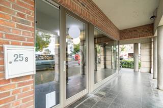 <strong>INDELING<br /></strong>Handelsruimte van 75m², momenteel ingericht als kapperszaak. Sas met 2 toiletten (m/v).<br />Refter/keuken voorzien van keukenblok met spoeltafel. Berging met brander van de CV en van de warmwaterbereiding.<br />2 opslagruimtes (<span>33m² &amp; 19m²)</span> <br /><br /><strong>BIJZONDERHEDEN<br /></strong>Centrale verwarming op aardgas. Houten schrijnwerk. Dubbele beglazing (vervangen in 2022).<br /><br /><strong>POSITIEVE ASPECTEN<br /></strong>Topligging in Turnhout met veel passage.<br />Voldoende parkeergelegenheid op wandelafstand.<br />Ideaal investeringsobject (momenteel verhuurd).<br /><br /><em>Momenteel is het eigendom verhuurd (handelshuur) en is er een kapperszaak gevestigd.</em>