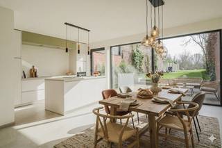 Wonen met een uniek uitzicht op de achterliggende weilanden, dat is wat dit huis u te bieden heeft! Deze BEN-woning combineert modern wooncomfort met een uiterst gunstige ligging nabij de Leie en het centrum van Kortrijk.Gelijkvloers:- Inkomhal met gastentoilet- Lichtrijke leefruimte achteraan gelegen met zicht op de tuin en toegang tot het zonnig terras- Een kwalitatieve keuken van Kaster voorzien van alle toestellen- Zuidgerichte tuin en zicht op natuurreservaat Rotersmeers en Neerbeekvallei- Garage met bergingEerste verdieping: - 3 volwaardige en afgewerkte slaapkamers- Badkamer uitgerust met dubbele lavabo, ligbad en inloopdouche- Apart toiletZolderverdieping te bereiken via de vaste trap en kan naar eigen keuze worden afgewerkt tot 3 extra slaapkamers, technische berging + biedt de mogelijkheid tot het inrichten van een derde toilet.Deze woning is volledig toekomstgericht dankzij de warmtepomp met vloerverwarming, 10 zonnepanelen, regenwaterput en aluminium HR-beglazing. Alle nutsvoorzieningen zijn reeds volledig in orde.Meer info of een bezoek ter plaatse? Contacteer Michelle (0493 25 46 81 - michelle.decoutere@dewaele.com)