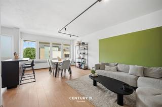 <p>***Appartement rénové et lumineux, idéalement situé à Kessel-Lo***</p><p>Situé dans la rue Franz Schollaert, une artère calme et résidentielle, vous profiterez d'un cadre de vie agréable au cœur de Kessel-Lo. Ce quartier adapté aux enfants allie tranquillité et qualité de vie à une excellente accessibilité. La gare de Louvain, le centre-ville, les écoles, les commerces et les transports en commun se trouvent à proximité, tandis que la vie animée de la ville de Louvain reste toujours à portée de main.</p><p>À quelques minutes à pied ou à vélo se trouve le très prisé domaine provincial de Kessel-Lo, une oasis de verdure où vous pourrez pratiquer des activités sportives, vous détendre, vous promener et vous divertir. Grâce à cet emplacement idéal, les appartements de ce quartier comptent parmi les plus recherchés de Kessel-Lo.</p><p>Cet appartement entièrement rénové dispose d’une surface habitable de 71 m² et bénéficie d’un label EPC B avantageux. L’agencement comprend un espace de vie lumineux avec cuisine ouverte, deux chambres, une salle de bains et une terrasse orientée sud-est. De plus, l’appartement dispose d’un débarras pratique en sous-sol et d’une place de garage privée dans le parking souterrain, idéale pour votre voiture et vos vélos.</p><p>Vous recherchez un appartement prêt à emménager dans un emplacement exceptionnel ? Contactez-nous dès aujourd’hui pour organiser une visite au 016 229 228 ou à l’adresse office@connect-immo.be.</p><p>PEP : 127 kWh/m² par an – Label B – UC : 2893417<br />Wg – Gdv – Vvg – Gvkr</p>