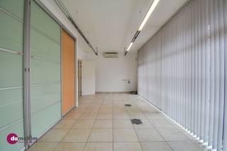 <p><span>Ruime woning met kantoorruimte in het centrum van Hever</span></p><p><span> </span></p><p><span>Ben je op zoek naar een veelzijdig pand waar je wonen en werken perfect kan combineren, en dat bovendien op een centrale ligging? Dan is deze eigendom zeker iets voor jou!</span></p><p><span> </span></p><p><span>Vooraan vind je een mooie en lichtrijke kantoorruimte met een aparte, private toegang: ideaal wanneer je een vrij beroep uitoefent of een zelfstandige activiteit hebt. De kantoorruimte bestaat uit een comfortabele wachtzaal, een apart toilet en 3 ruime, afzonderlijke ruimtes die je volledig naar wens kan indelen, afhankelijk van jouw noden. De afgewerkte zolderruimte (archief/bergruimte) is vanuit de inkomhal toegankelijk via een vaste trap. Aan de voorzijde van het gebouw zijn er bovendien voldoende parkeerplaatsen voorzien voor je cliënteel.</span></p><p><span> </span></p><p><span>Achteraan bevindt zich de woning, die zowel apart toegankelijk is als in verbinding staat met het kantoor. Op het gelijkvloers geniet je van een ruime en gezellige leefruimte met zit- en eetgedeelte, met een prachtig zicht op de tuin. De volledig geïnstalleerde keuken biedt alle comfort en kan je aansluitend terugvinden. Van hieruit heb je ook toegang tot de ruimte kelderverdieping & de garage. </span></p><p><span> </span></p><p><span>Verder zijn er drie volwaardige slaapkamers, een badkamer met wastafel & combinatie bad/douche en een bureauruimte. Zowel de slaapkamers als nachthal, met apart toilet, zijn voorzien van ruime, ingemaakte kasten wat zorgt voor voldoende opbergruimte.</span></p><p><span> </span></p><p><span>Buiten kan je genieten van een mooie, verzorgde tuin met terras en tuinhuis. Dit is de ideale plaats om volledig tot rust te komen. Verder beschikt het pand over een ruime garage en een carport.</span></p><p><span> </span></p><p><span>Kortom: dit is een unieke opportuniteit om wonen en werken te combineren op één toplocatie, met tal van mogelijkheden!</span></p><p><span> </span></p><p><span>Contacteer ons voor een bezoek!</span></p><p><span> </span></p><p><span>015 20 36 00 – <span>info@domoxim.be</span></span><span> </span></p><p><span> </span></p><p><span>domoXim. Waar dromen thuis komen!</span></p><p><span> </span></p><p><span>Ook de waarde van je </span><span>eigen</span><span> woning kennen? Wij geven je graag advies.</span></p>