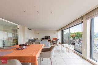 PENTHOUSE bestaande uit een ruime inkomhal, living, eetplaats en keuken met zicht op de kerk/markt, 2 bergingen, 3 slaapkamers, 2 badkamers, dressing, terrassen vooraan en achteraan, een autostandplaats en kelderberging. Mogelijkheid 2e autostandplaats bij te kopen. Opp. 184m²