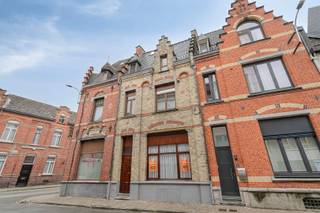 OPEN DEUR: Zat. 26/09 van 10u - 12u! (op afspraak!)www.karmelietenstraat30.beCharmante karakterwoonst in het hart van Geraardsbergen, ideaal als investering of starterswoning!Welkom in deze karaktervolle woning, gelegen in het hart van Geraardsbergen. Deze gezellige gezinswoning combineert authentieke elementen met een warme en huiselijke sfeer en vormt een uitstekende basis voor wie op zoek is naar een eerste eigen woning of een interessante investering.De woning beschikt over vier ruime slaapkamers, waardoor ze ideaal is voor een gezin of voor wie nood heeft aan extra ruimte. Met een bewoonbare oppervlakte van circa 150 m² biedt de woning voldoende mogelijkheden voor comfortabel wonen.Bij het binnenkomen wordt u verwelkomd door een verzorgde leefruimte met hoge plafonds en warme houten elementen, die bijdragen aan het authentieke karakter van de woning. De praktische keuken is uitgerust met de nodige voorzieningen en sluit mooi aan bij het dagelijkse wooncomfort.De woning biedt bovendien tal van mogelijkheden tot renovatie en personalisatie. De aanwezige authentieke elementen en de goede basis vormen een mooi vertrekpunt om de woning volledig naar eigen smaak en wensen te moderniseren.Dankzij de centrale ligging in Geraardsbergen bevinden lokale winkels, scholen, recreatiemogelijkheden en andere voorzieningen zich in de nabije omgeving.Een ideale kans voor wie op zoek zijn naar een woning met karakter, maar eveneens interessant voor investeerders die op zoek zijn naar een eigendom met potentieel.