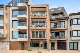 <h2><span>Studio derde verdieping met balkon</span></h2><h3><span>Instapklare studio op toplocatie aan zee</span></h3><p><span>Deze volledig gerenoveerde studio bevindt zich op de derde verdieping van een kleinschalige residentie zonder lift, op wandelafstand van het strand, de winkels en het openbaar vervoer.</span></p><p><span>De leefruimte geniet van veel lichtinval en geeft uit op een gezellig balkon. De </span><span>moderne, volledig uitgeruste keuken</span><span> beschikt over alle hedendaagse toestellen, terwijl de vernieuwde badkamer is afgewerkt met een stijlvol lavabomeubel en een comfortabele inloopdouche. Er is een slaaphoek voorzien en een gezellig balkon.</span></p><p><span>Dankzij de </span><span>goede EPC-score</span><span>, de </span><span>conforme elektrische installatie</span><span> en de centrale ligging is deze studio ideaal als tweede verblijf of als investering met interessant verhuurpotentieel.</span></p><p><span>Troeven</span></p><ul><li><span>Gezellig balkon </span></li><li><span>Volledig gerenoveerd </span></li><li><span>Luxueuze keuken met alle toestellen </span></li><li><span>Vernieuwde badkamer met inloopdouche </span></li><li><span>Goede EPC-score </span></li><li><span>Elektriciteit conform </span></li><li><span>Kleinschalige residentie zonder lift (lage syndicuskosten) </span></li><li><span>Op enkele stappen van strand, winkels en openbaar vervoer </span></li></ul><p><span>Ideaal als investering of tweede verblijf</span></p>