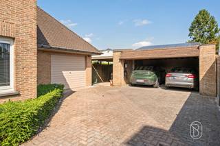 Op zoek naar een ruime woning waar wonen, werken en comfort moeiteloos samenkomen? Deze open bebouwing in de Sint-Laurentiusstraat in Wielsbeke biedt bijzonder veel mogelijkheden dankzij haar royale volumes, perceel van 1.007 m² en de aanwezige praktijkruimte.De woning beschikt over 3 slaapkamers, een bureau, badkamer, zolder en garage. Een grote extra troef is de huidige tandartspraktijk, ideaal voor wie een vrij beroep of professionele activiteit aan huis wil uitoefenen. Uiteraard kan deze ruimte ook perfect een andere invulling krijgen. Aansluitend aan de praktijkruimte bevindt zich bovendien een praktische berging, die uitstekend kan worden ingericht als wasruimte. Zo blijven het woon- en werkgedeelte praktisch van elkaar gescheiden.Ook energetisch zit deze woning goed: ze beschikt over een EPC-label B en zonnepanelen. De volledig uitgeruste keuken, het reeds geïnstalleerde Mappy-laadstation voor elektrische wagens, het terras en de ruime tuin maken het wooncomfort compleet.Ook de ligging is een belangrijke troef. De woning bevindt zich in een rustige doodlopende straat met weinig doorgaand verkeer, ideaal voor wie rustig wil wonen en tegelijk vlot bereikbaar wil blijven.Een veelzijdige eigendom voor gezinnen, zelfstandigen of vrije beroepen die op zoek zijn naar ruimte, een gunstig EPC en de mogelijkheid om wonen en werken te combineren in Wielsbeke.Interesse? Neem gerust contact met ons op voor meer informatie of een bezoek ter plaatse.Te koop via Immo Beguin, jouw vastgoedexpert sinds 2009, met kantoren in Ronse, Waregem, Kortrijk, Deinze, Doornik, Lessines, Moeskroen en Nieuwpoort.Meer info of bezoek via luna@immobeguin.be