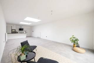 Welkom bij deze prachtig gerenoveerde woning, gelegen in het bruisende centrum van Sint-Niklaas! Deze woning biedt u het beste van beide werelden...