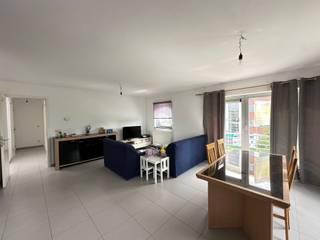 <p><span>Appartement spacieux et très bien entretenu, situé au cœur de Duffel-West. </span></p><p><span>Cet appartement lumineux dispose d'une salle de séjour accueillante avec beaucoup de lumière naturelle, de deux chambres spacieuses, d'une cuisine bien équipée et d'une salle de bains bien entretenue. </span></p><p><span>Il y a également une pièce de rangement pratique avec des connexions pour une machine à laver et un sèche-linge. </span></p><p><span>L'agréable terrasse offre beaucoup d'espace pour se détendre et profiter du soleil du soir. </span></p><p><span>L'immeuble est équipé d'un ascenseur pour plus de commodité. </span></p><p><span>De plus, une place de parking est incluse dans le prix de la location. </span></p><p><span>Les charges communes ne s'élèvent qu'à  35 par mois. Une résidence idéale pour ceux qui veulent vivre confortablement et au centre de Duffel. </span></p><p><span>N'hésitez pas à nous contacter pour plus d'informations ou pour une visite au 015 200 999 ou info@vastgoedplus.be</span></p>