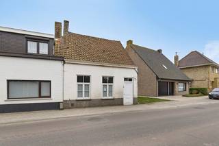 ALVERINGEM: Te renoveren/te slopen woonhuis "echt niet ver van de platse" met zongerichte tuin op 478m² grondoppervlakte. Als je vanuit...