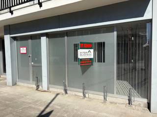 <p>Dit gelijkvloers handelspand van 114 m² is gelegen in een kleinschalig appartementsgebouw op een toplocatie nabij het levendige centrum van Izegem.</p>
<p><strong>De</strong> <strong>gevel van het gebouw werd recent volledig gerenoveerd</strong>, wat zorgt voor een frisse en professionele uitstraling.</p>
<p>Het pand beschikt over een ruime ontvangstruimte die perfect kan dienen als onthaal of wachtruimte, een afzonderlijke ruimte die momenteel is ingericht als bureau of archief, een handige berging voor opslag en een kitchenette die zorgt voor basiscomfort.</p>
<p><strong>Mogelijkheden volgens de statuten en stedenbouw</strong><br />De huidige statuten van het gebouw laten toe om het gelijkvloers in te richten als winkelruimte, bureel of voor de uitoefening van een vrij beroep, met uitzondering van beroepen zoals dierenarts. <br />Belangrijk is dat winkelactiviteiten geen geurhinder mogen veroorzaken, en dat enkel artikelen van kwaliteit en standing verkocht mogen worden. De verkoop van bijvoorbeeld vis, levende dieren of het uitbaten van een frituur zijn expliciet uitgesloten.</p>
<p>Uit navraag bij de dienst Omgeving blijkt bovendien dat een krantenwinkel, dagwinkel of gelijkaardige activiteit in principe mogelijk is, mits het verkrijgen van een bestemmingswijziging. <br />Deze mogelijkheid opent perspectieven voor ondernemers die mikken op een commerciële uitbating met zichtbaarheid en bereikbaarheid.<br /><br /><strong>Troeven op een rij:</strong></p>
<p>✔ Uitstekende ligging vlak bij het centrum<br />✔ Recent gerenoveerde gevel<br />✔ Flexibele invulling mogelijk<br />✔ Geschikt voor winkel, kantoor of vrij beroep<br />✔ Duidelijke richtlijnen voor toegelaten commerciële activiteiten</p>
<p>Een uitgelezen kans voor ondernemers die een kwalitatieve handelsruimte zoeken met groeipotentieel in Izegem.</p>
<p>Interesse? Neem gerust contact op voor bijkomende informatie of een bezoek ter plaatse.</p>