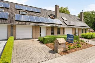 - Ideale ligging in Poperinge: L. Van Merrisstraat 6<br />- Uitstekend EPC: 178 kWh/m²/jaar, label B<br />- Lichtrijke leefruimte met zicht op de tuin<br />- Centrale verwarming en gezellige pelletkachel<br />- Keuken met extra eetplaats<br />- 4 slaapkamers <br />- Badkamer met douchebad, wastafel en extra toilet<br />- Zolder met zoldertrap<br />- Omheinde tuin met terras en tuinhuis <br />- Inpandige garage met oprit<br />- Regenwaterput + waterverzachter<br />- Richtprijs: € 369.000