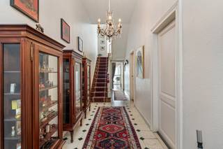 Karaktervolle herenwoning met stadskoer gelegen in het centrum van Tongeren, temidden verschillende horecazaken en handelsuitbatingen zoals o.a. Hema, Standaard Boekenhandel, Hunkemöller, Riverwoods.... op wandelafstand van de Grote Markt. Ruime parkeergelegenheid in de nabije omgeving. Bewoonbare oppervlakte ong. 240 m². <br /><br />INDELING: GELIJKVLOERS: Riante Inkomhal; Lichtrijke woon- en eetkamer voorzien van dakkoepels en prachtige schouwmantels in marmer, waarbij de gezellige zithoek toegang verleent naar de stadskoer; Geïnstalleerde keuken (vaatwasser niet inbegrepen); EERSTE VERDIEPING: Drie ruime slaapkamers; Badkamer met ligbad, dubbele lavabo en toilet; TWEEDE VERDIEPING: Zolder met vaste trap. Zowel de woon- en eetkamer zijn voorzien van massieve parketvloer en hebben een plafondhoogte van maar liefst 3 meter! <br />De traploper en aanwezige deurklinken gelijkvloers zijn niet inbegrepen in de verkoopprijs. <br /><br />Deels onderkelderd. CV op mazout. Dubbele beglazing, deels PVC deels hout. <br />E-Label: D - GEEN renovatieverplichting. <br /><br />Meer info of bezichtiging bel Dario op 0472/09.27.56 of 011/22.19.17 of www.limburgsvastgoed.be