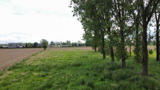Bouwgrond voor een half open bebouwing op een perceel van 600m², gevelbreedte 7m.<br />Dit perceel wordt verkocht met bouwverplichting via de aannemer.<br />Bouwstijl naar keuze. <br />Er kan hier gebouwd worden aan<strong> 6 % BTW</strong> door sloop van de vorige hoeve.<br /><br />Bouwdiepte gelijkvloers 15m - op het verdiep is er een bouwdiepte van 12m.<br /><br />Grootste troef:
<ul><li>Bouwen aan 6 % BTW
<ul><li>Door de sloop van een oude hoeve kunnen we hier nu bouwen aan 6 % BTW</li></ul>
</li></ul>
<br />Dit perceel is gelegen op een toplocatie op een boogscheut van Waregem en centrum Beveren Leie.<br />En toch is het rustig gelegen.<br /><br />Op vandaag staat hier nog een oude hoeve, deze zal afgebroken worden door de aannemer. <br />Achterliggend ligt er nog een perceel van 3000 m² agrarisch die eventueel kan bijgekocht worden, op dit perceel staan grote prachtige bomen die het zicht in de tuin bevorderen.<br /><br />Heeft u interesse of vragen naar de bouwmogelijkheden, neem dan gerust contact op met ons kantoor.<br /><br />