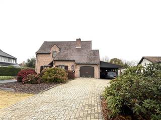 RUIME, KWALITATIEVE EN UITSTEKEND ONDERHOUDEN VILLA 329M² MET 2 WOONKAMERS, 3 SLAAPKAMERS, BUREAU, GARAGE EN TUIN OP 23A24CA.landelijke ligging met...