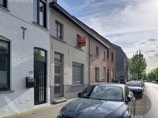 Deze stadswoning is gelegen te Sint-Andries, met een zeer vlotte verbinding vlak aan de expresweg . Allerlei faciliteiten in de nabije omgeving! <br /><br />De woning bestaat uit een inkomhal, voorplaats (woonkamer), de eetkamer en een halfopen keuken. Achteraan de woning, aansluitend aan de keuken is een badkamer. <br />Via de keuken is een deur naar de diepe achtertuin, Zuid-gericht, aangelegd met gras en diverse bloemen. Twee buitenruimtes / bergingen.<br /><br />Op het eerste verdiep zijn 2 ruime slaapkamers.<br />Zolderverdiep te bereiken met vaste trap, kan opnieuw gebruikt worden als mooie ruime suite slaapkamer. <br /><br />Mits renovatie is dit een ZEER mooie en ruime rijwoning, op een absolute perfecte locatie voor wie vlot binnen en uit Brugge moet geraken.<br /><br />DAK REEDS VERNIEUWD - dakgebinte (balken), dakpannen, en veluxen.<br /><br />(GEEN RENOVATIEPLICHT!)