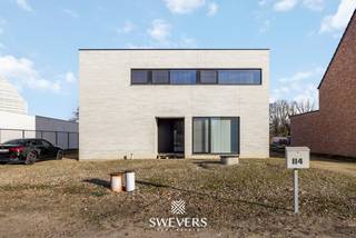 Voor meer info en foto’s, surf naar www.swevers.be – Deze recente villa (2023) in Zonhoven combineert luxe, ruimte en comfort op een perceel van...