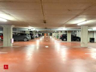 <p>Zoekt u een veilige en comfortabele parkeerplaats in het centrum van Sint-Niklaas?<br />Ontdek onze exclusieve parkeermogelijkheid in dit ondergronds garagecomplex, strategisch gelegen vlakbij de Grote Markt.<br />Dit garagecomplex garandeert uw gemoedsrust dankzij de beveiligde toegang met automatische sectionaalpoorten, zo weet u zeker dat uw auto veilig staat op elk moment van de dag of nacht.</p><p>Het unieke van deze parkeerplaats? Dankzij de ligging nabij een doorgang, profiteert u van extra ruimte rondom uw wagen.<br />Of u nu in de buurt woont of vaak naar de stad komt voor jouw werk, deze parkeerplaats biedt u het ultieme gemak en garandeert de veiligheid van uw wagen.</p><p>Mis deze kans niet om te parkeren op een toplocatie in Sint-Niklaas en neem vandaag nog contact op voor meer informatie!</p>