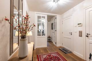 <span><strong>Huurprijs: 1.275 EUR per maand<br />+ 75 EUR per maand gemeenschappelijke kosten<br />+ 50 EUR per maand voor ondergrondse autostaanplaats en berging <br />Kosten plaatsbeschrijving zijn 50/50 te betalen door huurder en verhuurder<br />Huurwaarborg = 3 maanden huur<br />Beschikbaar: Onmiddellijk<br /><br /></strong><strong>BEZOEK AANVRAGEN EN KANDIDAAT STELLEN VIA ONZE WEBSITE: www.deboerenpartners.be</strong><br />Indien u een bezoek wenst aan te vragen aan dit eigendom te huur, dan kan dit enkel via het aanvraagformulier op onze website. U zoekt het betreffende eigendom onder ons 'aanbod te huur', en klikt daarna bovenaan op 'bezoek inplannen'.<br />Daarna doorloopt u alle stappen en vult u de gevraagde gegevens in. Wij behandelen uw aanvraag binnen de 2 werkdagen en contacteren u daarna. Omwille van het grote aantal aanvragen, worden verzoeken via Immoweb, Immoscoop of Spotto niet behandeld.<br /><br /><span>Beschrijving van het appartement:<br /></span>De lift komt rechtstreeks toe in het appartement. U betreedt het appartement via een ruime inkomhal met gastentoilet en garderobekasten. Een dubbele deur brengt u naar de leefruimte met een gezellige eetkamer en zithoek. De leefkeuken is voorzien van veel kastruimte, een natuurstenen werkblad met dubbele spoelbak en kwaliteitstoestellen van Miele (inductiekookplaat, combi-oven ijskast en diepvriezer. Aansluitend is er toegang tot het volledige private en zuidgerichte terras, vanwaar u een mooi zicht heeft op de gemeenschappelijke binnentuin. Weggewerkt in een ingemaakte kast vindt u de toegang tot de praktische berging en wasplaats. <br /><br />De nachthal geeft toegang tot de 2slaapkamers. De hoofdslaapkamer heeft een ensuite dressing en eigen, luxe badkamer met ligbad en toilet. Vervolgens is er nog één slaapkamer met ingemaakte kastenwand. De tweede badkamer is voorzien van een douche en wastafel. <br /><br />Ondergronds bevind zich de autostaanplaats. Deze is bijzonder ruim met een breedte van 3 meter, en heeft achterliggend nog een handige berging / wijnkelder van 6m². <br /><br />Deze residentie bevindt zich naast de seniorie "Jacobsmarkt", waardoor het mogelijk is om gebruik te maken van deze diensten (Restaurant Koeiketel, kinesist, thuisverpleging, fitness, sauna ...). Wij bezorgen u met veel plezier meer informatie over de geboden diensten en prijzen. Dit is uiteraard vrijblijvend.<br /><br /><span>Bijzonderheden:<br /></span>- Centraal gelegen nabij winkels, openbaar vervoer, station, scholen en sportscholen <br />- Ondergrondse autostaanplaats met aangrenzende berging <br />- Autolift <br />- Gunstig EPC met energielabel A </span>