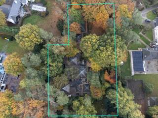 <strong>Verscholen in de natuur, in 1 van de mooiste lanen van Vriesdonk, rustig en residentieel: Architectenwoning op ca. 5.710 m². </strong><br /><br /><strong>De gelijkvloerse verdieping: </strong>- Een inkomhal op <strong>marmer </strong>met vestiaire, gootsteen en gastentoilet - Middels glazen deur naar woonkamer (ca. 70 m²) op vast tapijt met <strong>open haard,</strong> en schuiframen naar de <strong>tuin </strong>en <strong>overdekt terras </strong>- Een verlaagd <strong>zithoek </strong>(ca. 12 m²) op vast tapijt, eveneens met open haard - Een aanpalende <strong>bar </strong>(ca. 16 m²) - Een ruim bureau (ca. 29 m²) op parket, eveneens met schuiframen naar de tuin - Een eetkamer (ca. 25 m²) eveneens op marmer - Een keuken (ca. 20 m²) met <strong>inbouwtoestellen </strong>- Een aanpalende verhoogde <strong>ontbijthoek </strong>(ca. 4 m²) op vast tapijt - Een <strong>bijkeuken</strong> (ca. 8 m²) met dubbele gootsteen en aansluiting voor wasapparatuur - Een <strong>dienstingang</strong> met ingemaakte kasten, lavabo, apart toilet en douchekamer - Via dienstingang naar een ruime kelder bestaande uit <strong>wijnkelder</strong>, berging en technische kelder - Een <strong>polyvalente ruimte</strong>/<strong>snookerkamer </strong>met schuifraam naar de tuin - Een Een <strong>poolgedeelte</strong>/<strong>wellness </strong>met <strong>binnenzwembad </strong>(12 m op 6m) + jetstream, chloor, roldek alsook 2 <strong>kleedkamers</strong>, toilet, berging, douchekamer, technische berging, sauna, lavabo, <strong>bar </strong>met gootsteen, zitgedeelte met<strong> open haard </strong>en toegang naar de tuin - Een<strong> aparte dubbele garage</strong> (ca. 42 m²). <br /><br /><strong>De split-level verdieping: </strong>- Een ruime <strong>dressing </strong>(ca. 26 m²) op vast tapijt met ingemaakte kasten - Een apart toilet - Een eerste slaapkamer (ca. 20 m²) met aanpalende zithoek (ca. 17 m²) en berging (mogelijkheid voor extra slaapkamer) - Een badkamer (ca. 17 m²) met dubbele gootsteen, ingemaakte kasten, douche, ligbad en bidet.<br /><br /><strong>De eerste verdieping: </strong>- Boven de woonkamer: een tweede slaapkamer (ca. 32 m²) met ingemaakte kasten en eigen badkamer (ca. 5 m²) met ligbad, gootsteen en apart toilet - Boven de <strong>polyvalente ruimte</strong>: een derde slaapkamer op vast tapijt met ingemaakte kasten en Velux-raam - Boven de dienstingang: een vierde slaapkamer (ca. 12 m²) op vast tapijt. <br /><br /><strong>Algemeen: </strong>- <strong>Binnentuin</strong>, <strong>overdekt</strong> <strong>terras</strong>, diverse <strong>vijverpartijen</strong>, <strong>buitenbarbecue</strong>, <strong>professionele golf</strong> (putting green) - <strong>Rolluik </strong>in de eerste slaapkamer - Mogelijkheid voor <strong>conciërgerie</strong> i.v.m. dienstingang en apart "conciërge-gedeelte" - Verwarming op gas d.m.v. vloerverwarming (Remeha) en 2 boilers (ACV) - Bouwjaar 1971 en renovatie in 1995 (polyvalente ruimte en binnenzwembad,...) - Ruimtedetectie (alarm) is vernieuwd in 2022