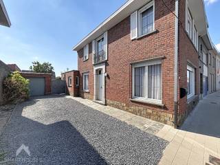<p>Bent u op zoek naar een woning die u volledig naar uw eigen smaak kunt renoveren? Dan is deze halfopen bebouwing met veel potentieel zeker een bezoek waard. Dankzij de ruime indeling en de grote tuin vormt dit de ideale basis voor een comfortabele gezinswoning.</p>
<p>Via de inkomhal komt u in de gezellige leefruimte met zithoek voorzien van een houtkachel en een eethoek met mooi zicht op de tuin. De ruime keuken sluit aan op een praktische berging met wasplaats. Verder beschikt de woning over een badkamer met ligbad en lavabo, een apart toilet en een handige kelder.</p>
<p>Op de eerste verdieping bevinden zich drie ruime slaapkamers. De zolder van maar liefst 36 m² biedt bovendien tal van uitbreidingsmogelijkheden, zoals extra slaapkamers, een hobbyruimte of bureau.</p>
Buiten geniet u van een grote, zonnige tuin, een garage en een oprit met plaats voor twee wagens. Een ideale opportuniteit voor wie op zoek is naar een renovatieproject met veel mogelijkheden op een aangename locatie.<br /><br />Extra troeven<br /><br />
<ul>
<li>veel potentieel</li>
<li>rolluiken boven en beneden</li>
<li>regenwaterput</li>
<li>nabij belangrijke invalswegen, scholen, winkels</li>
<li>aparte garage en oprit voor 2 wagens</li>
</ul>
<br />Deze woning is te koop ZONDER makelaar via het concept van Smart Houses. Wenst u verdere inlichtingen of een bezoek? Contacteer rechtstreeks de eigenaar via 0475/35.26.73