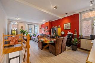 Op een centrale en commerciële ligging in de Statiestraat 50 te Zwijndrecht bevindt zich dit handelspand met appartement. Beide delen zijn momenteel verhuurd, wat dit pand meteen tot een interessante investering maakt. <br /><br />Het appartement beschikt over een eigen inkom, wat zorgt voor extra privacy. Binnenin tref je een ruime en gezellige leefruimte, één slaapkamer, ruime keuken, een badkamer met ligbad en een aparte wasplaats.<br /><br />Het handelspand is praktisch en sfeervol ingericht, met vooraan een gezellige ruimte voorzien van toog. Achteraan bevindt zich een uitgeruste keuken en een aangenaam terras, wat een mooie meerwaarde vormt voor diverse commerciële invullingen. Bovendien is het pand voorzien van airconditioning en twee ruime toiletten. <br /><br />Extra informatie:<br />• Elektriciteit conform<br />• EPC handelspand: B<br />• EPC appartement: C<br />• Zonnepanelen <br /><br />Dankzij de uitstekende ligging, de reeds verhuurde toestand en de goede energieprestaties is dit een unieke kans voor investeerders die op zoek zijn naar een zorgeloze en rendabele investering in Zwijndrecht.<br /><br />Interesse? Contacteer ons gerust voor meer info of een bezoek.