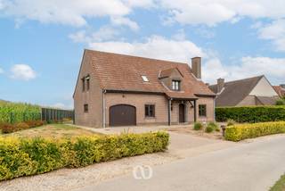 SIGN UP FOR THE FIRST VISIT MOMENT ON THURSDAY 27 AUGUST VIA OUR WEBSITE!<br /><br />Are you looking for a spacious home in a beautiful rural location in Mullem with over 250 m² of living space? Found it!<br /><br />The spacious plot, easily accessible location in rural Mullem, and the sturdy structure of the home are just a few of the many assets we find here. From the home, you also enjoy a beautiful view of the surrounding agricultural area.<br /><br />LAYOUT:<br /><br />GROUND FLOOR:<br />You enter the home through the entrance hall with a guest toilet. From here, you have access to the spacious living room that connects to the kitchen. Thanks to the location, you can enjoy a beautiful view of the fields from these spaces. There is also a first bedroom and a practical storage room next to the kitchen, which connects to the spacious garage on the ground floor.<br /><br />1ST FLOOR:<br />On the first floor, you arrive in the spacious hallway. Here, there are three more bedrooms, an office space, and an extra room that can be converted into a bathroom.<br /><br />BASEMENT:<br />The home also has a practical basement, ideal for extra storage space.<br /><br />Does this spacious home in a beautiful rural location sound like something for you? Then don't hesitate and contact us today for a visit!