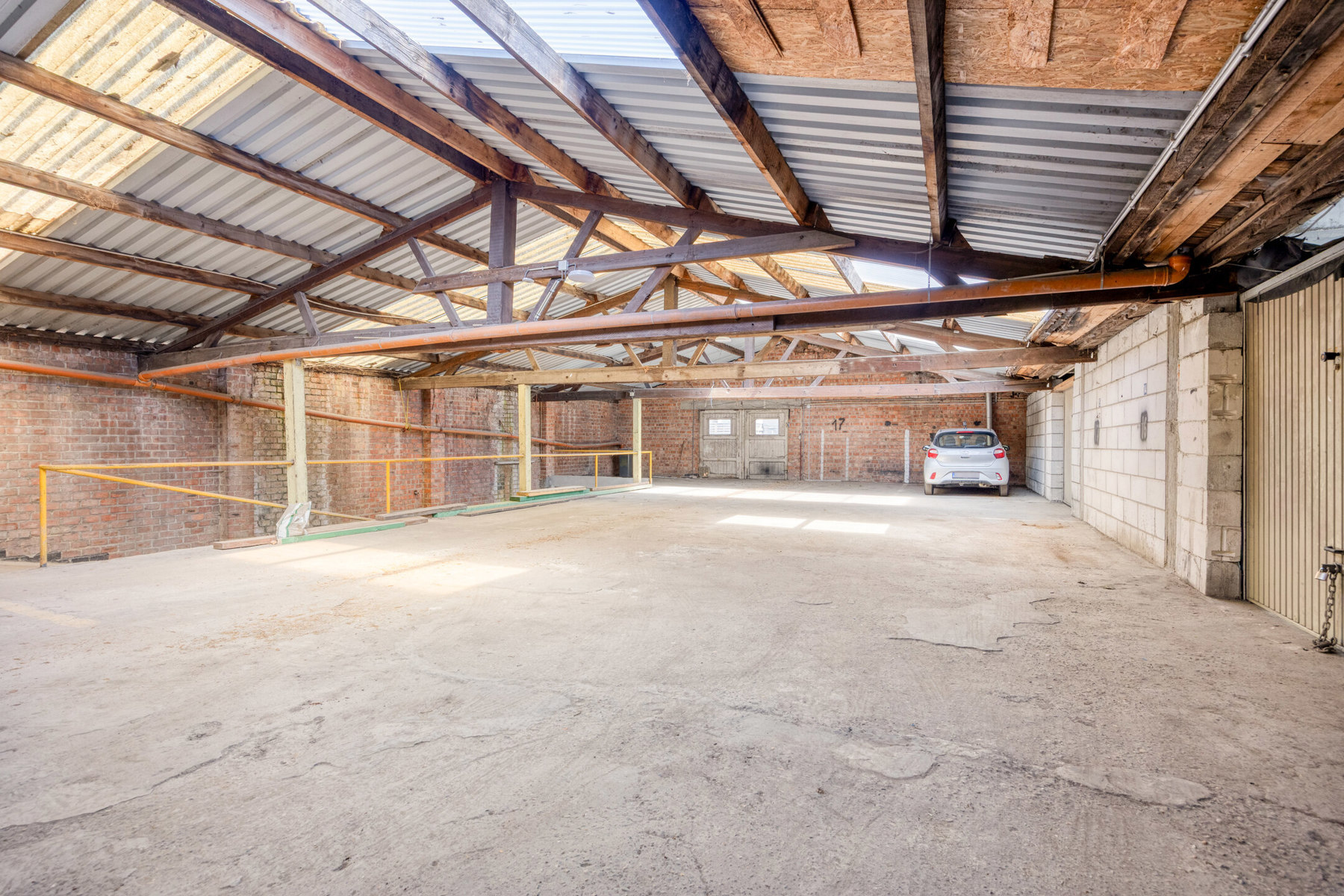 Ruime opslagplaats van  ca. 800m². - foto 4