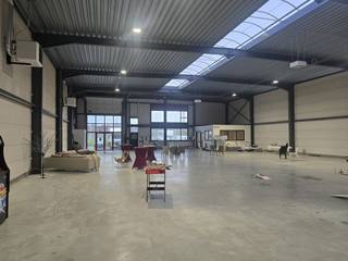 Espace de stockage de 720 m² à vendre, situé à un emplacement de premier choix à Willebroek. L’entrepôt dispose d’une hauteur libre de 6 mètres,...