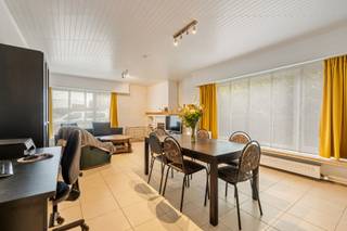 Ontdek deze instapklare bungalow in het hart van gezellige Belsele, ideaal voor wie comfortabel en zorgeloos wil wonen. De woning ligt op een perceel van 370 m² in een kindvriendelijke wijk, in een doodlopende straat zonder doorgaand verkeer. Alles bevindt zich op het gelijkvloers, waardoor dit een toekomstgerichte woning is waar je bijzonder lang kunt blijven wonen.<br />Binnen vind je een recente, volledig uitgeruste keuken en een lichtrijke leefruimte met uitzicht op de zuidwest gerichte tuin. De bungalow beschikt over drie volwaardige slaapkamers, een badkamer met alle nodige voorzieningen en een praktische garage. Dankzij de hoogrendementsbeglazing, 10 cm dakisolatie, een condensatieketel op aardgas en een EPC-label C ervaar je een aangenaam wooncomfort met een efficiënt energieverbruik.<br />De elektrische installatie is conform tot 2047 en de woning is momenteel verhuurd, wat interessant is voor wie zoekt naar een investering met directe opbrengst. Je woont hier op wandelafstand van de dorpskern, nabij winkels, scholen en het openbaar vervoer. Een verzorgde, functionele woning op een toplocatie. Bel ons nu voor een afspraak op het nummer: 052/46.38.03 en wie weet tot binnenkort!