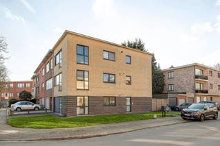 <p><span> </span></p><p><span>Gelegen aan de Kouter 45, geniet u van de rust van een residentiële straat met het bruisende dorpscentrum op wandelafstand. Winkels, koffiebars en scholen zijn vlakbij. Dankzij de A12 en het station van Ekeren bent u in een mum van tijd in Antwerpen of Nederland.</span></p><p><span> </span></p><p><span>Uw Troeven:</span></p><p><span> </span></p><ul><li><span>Direct rendement: Momenteel verhuurd aan 897EUR/maand.</span></li><li><span>Volledig instapklaar: Eigentijdse afwerking, geen renovatie nodig.</span></li><li><span>Gelijkvloers gemak: Toegankelijk voor elke doelgroep.</span></li><li><span>Inclusief autostaanplaats: Veilig en snel parkeren op uw privéplek.</span></li><li><span>Buitenruimte: Directe toegang tot het zonnige gemeenschappelijke terras.</span></li></ul><p><span> </span></p><p><span>Indeling:</span></p><p><span> </span></p><p><span>U komt binnen in een lichte, eigentijdse leefruimte met grote raampartijen en een open flow naar de functionele, moderne keuken. Centraal vindt u de slim ingerichte badkamer met bad/douchecombinatie en een praktische nis voor wasmachine/droogkast. </span></p><p><span>Aan de rustige achterzijde liggen twee volwaardige slaapkamers die een ongestoorde nachtrust garanderen. </span></p><p><span>Een grote troef is de directe toegang tot het terras (gemeenschappelijk gebruik), ideaal om buiten te vertoeven zonder onderhoudszorgen.</span></p><p><span> </span></p><p><span>Interesse in een bezoek?</span></p><p><span>Contacteer ons via 03/646.66.55 of lynn@sinjoor.be.</span></p>