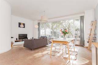 <p><span>Scandinavische vibes in de prestigieuze Jan Van Rijswijcklaan? Wij presenteren dit 3 slp appartement met modern comfort.</span></p><p><span> </span></p><p><span>Het appartement van 110 m² is gelegen op de 1ste verdieping en bereikbaar per lift of trap. De inkomhal met vestiaire en apart toilet leidt naar de royale leefruimte aan de voorzijde. De leefruimte is ingedeeld in een living met eetkamer. Aansluitend bevindt zich de halfopen keuken, ingericht met toestellen. Aan de rustige achterzijde bevinden zich 3 slaapkamers van 15 m², 10 m² en 7 m². Twee slaapkamers geven toegang tot een balkon met zicht op groen. De slaapkamers delen een badkamer met ligbad met douche, een dubbele wastafel, een handdoekdroger en aansluiting voor wasmachine. Verder geniet u van een private kelderberging op de ondergrondse verdieping.</span></p><p><span> </span></p><p><span>Maandelijkse kosten: 100 €/maand (provisie voor onderhoud en elektriciteit gemene delen, lift, syndicus en provisie voor privatief verbruik van verwarming en water). </span></p><p><span>Elektriciteit is op eigen naam af te sluiten.</span></p><p><span> </span></p><p><span>Gelegen in een kleinschalig gebouw met 6 verdiepingen dat volledig werd gerenoveerd in 2015. Een locatie te midden van de gegeerde Markgravewijk omgeven door groene parken zoals het Hof van Leysen, het Koning Albertpark en Domein Hertoghe. Op wandelafstand van bakker en verschillende supermarkten. Direct aan gezellige koffiebars, cafés en restaurants. Dicht bij de uitvalswegen van Antwerpen (E19, E17, E313, A12) met openbaar vervoer voor de deur. Mobiscore van 9,8/10.</span></p><p><span> </span></p><p><span>Interesse in dit top appartement? Gelieve uw gegevens achter te laten op onze website: <span>www.sinjoor.be</span></span><span> , wij contacteren u zo spoedig mogelijk terug.</span></p><p><span> </span></p><p><span> </span></p>