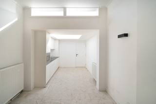 Op zoek naar een <strong>rustig gelegen woning</strong>, vlak bij de <strong>Leie en het centrum van Kortrijk</strong>?<br /><br />De woning beschikt over een <strong>leefruimte</strong> met <strong>geïnstalleerde keuken, berging, badkamer, stadskoertje en droge kelder</strong>. Op de <strong>eerste verdieping</strong> bevinden zich <strong>twee volwaardige slaapkamers</strong>. De <strong>ruime zolder</strong> biedt <strong>extra bergruimte of</strong> de mogelijkheid tot een <strong>derde slaapkamer</strong>. <br /><br />Dankzij het gunstige <strong>EPC-label B</strong> geniet u bovendien van een energiezuinige woning. <br /><br /><strong>Ook interessant als opbrengsteigendom.</strong> <br /><u><strong>Vanafprijs: €149.000</strong></u><br /><br /><strong>Interesse? Contacteer:</strong><br />Matthis op +32 477 804 350 - <u><strong>matthis@dekeyser.immo</strong></u><br />Leopold op +32 490 618 354 - <u><strong>leopold@dekeyser.immo</strong></u><br />