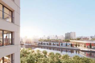 Ontdek dit ruime 2-slaapkamerappartement met een prachtig uitzicht op het kanaal, gelegen in het unieke nieuwbouwproject The Banks. Dit project biedt een variëteit aan lichte woonruimtes, waaronder studio’s, appartementen en duplexen, waarbij elke woning beschikt over een privéterras, wintertuin of balkon. Dankzij de moderne architectuur geniet u van een eigentijdse leefomgeving met veel comfort.<br /><br />The Banks bevindt zich op een toplocatie vlak bij Tour & Taxis en combineert een groene binnentuin die fungeert als een rustgevende stads-oase met een uitstekende bereikbaarheid. Ideaal voor wie op zoek is naar het perfecte evenwicht tussen stadse levendigheid en rustige groene ruimtes.<br /><br />Of u nu kiest voor een studio, appartement of duplex, elke woning biedt ruime buitenruimte en optimale lichtinval. Dit maakt The Banks tot een unieke plek om te wonen in de dynamische Brusselse kanaalzone. Meer informatie vindt u op thebanks-brussels.be.