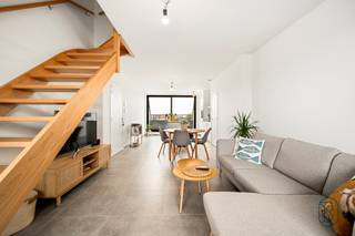 TE KOOP: Lichtrijk duplexappartement met twee zonnige terrassen in WaregemIn de Henri Lebbestraat, op wandelafstand van de Markt van Waregem, het...