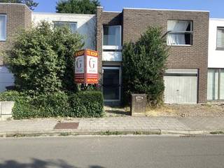 Deze ruime woning is gelegen in de nabijheid van het stadcentrum en op slechts 5 min van op- en afrit E40. Het stadspark, winkels en openbaar...
