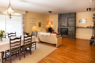 In de www.dammestraat-oost23.be (url kopiëren en plakken indien doorklikken niet lukt) in Roeselare stellen we jou graag deze woning voor. De woning werd in 1969 gebouwd en wordt tot op vandaag bewoond door haar bouwheer &amp; -dame. Nu zij verhuizen naar een appartement maken ze graag plaats. Misschien wel voor jou! En vervolgens is het jouw keuze, trek je met wat opfriswerken in de woning of ga je dadelijk grondiger aan de slag?  De conforme elektrische keuring en het EPC laten alvast beide toe.<br /><br />HOMERUN: Op zondag 26 april ben je van harte welkom op de Homerun van deze woning. Via www.dammestraat-oost23.be kan je een afspraak inplannen. Eveneens via de website verneem je veel meer, zoals een uitgebreide omschrijving, foto's, 360° rondgang, documenten, …  <br /><br />KICK-OFF PRIJS: De vermelde prijs is een Kick-Off prijs waarop een eenmalig bod kan uitgebracht worden (zowel boven als onder de Kick-Off prijs). Dankzij het kwaliteitslabel van Henry Houser ben je zeker dat de biedingen correct verlopen zonder dat er een opbodspel gehouden wordt! Over de transparante procedure is alles te lezen op de website van de woning.  <br /><br />EXTRA BEZOEK: Mocht je op zondag 26 april niet vrij zijn, geef dan gerust een belletje om een afspraak in te plannen op een ander moment.  <br /><br />Groeten, Hendrik van Henry Houser.