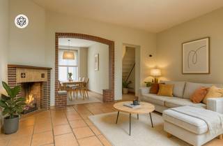 <p>Charmante en goed gelegen woning met 3 slaapkamers.<br /><br />Deze gezellige woning bevindt zich in een rustige omgeving en biedt een praktische indeling met uitbreidingspotentieel.<br /><br />Indeling gelijkvloers: inkomhal, leefruimte, geïnstalleerde keuken met ontbijthoek, wasruimte/berging, doucheruimte met toilet en een koer met mogelijkheid tot het creëren van een tuin.<br /><br />Verdieping: drie volwaardige slaapkamers en een vaste trap naar de zolder. Het dak werd recent vernieuwd en geïsoleerd, waardoor deze ruimte perfect kan worden ingericht als extra slaapkamer, bureau of hobbyruimte.<br /><br />Rustig gelegen op slechts 10 minuten van Ronse en 25 minuten van Doornik — een ideale combinatie van bereikbaarheid en wooncomfort.<br /><br />Dit zoekertje omvat enkele AI-gegenereerde visualisaties.<br />Meer info of plan je bezoek: wim@immobeguin.be<br />Te koop via Immo Beguin, uw vastgoedexpert sinds 2009, met kantoren in Ronse, Waregem, Kortrijk, Deinze, Doornik en Lessen.</p>