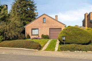 <p><span>Gelijkvloerse villa.</span></p><p><span>Indeling:</span></p><p><span>Inkomhal, met wc en ruimte voor vestiaire.</span></p><p><span>Lichtrijke woonkamer met zicht op de onderhoudsvriendelijke tuin. Ingerichte leefkeuken met toegang tot tuin.</span></p><p><span>Nachthal, 3 slaapkamers, dressing/berging, badkamer met bad en douche.</span></p><p><span>Garage met aansluitingen wasmachine.</span></p><p><span>Bergzolder met trektrap.</span></p><p><span>EPC D, condensatieketel d.d.2011, spouwmuren en plafond geïsoleerd.</span></p><p><span>Regenwaterput 3.000 liter en waterverzachter.</span></p><p><span>Zeer gunstig gelegen met een vlotte verbinding tot Brussel (400m van bushalte, 1,5km Buizingen &amp; Huizingen station, 700m van de Ring), 800m van winkels (Delhaize, Aldi,..) op 1,5km van de basisschool.</span></p><p><span> </span></p>