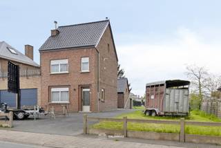 VALIMMAS verkoopt deze welgelegen, verzorgde driegevelwoning met garage en grote tuin, ideaal georiënteerd naar het zuidwesten.... Het...