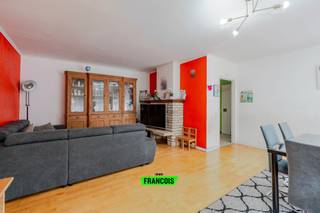 De prijs is een vanafprijs.<br /><br />Op zoek naar een instapklaar appartement in Ganshoren? Dit lichtrijke appartement van 95 m² combineert ruimte met een uitstekende ligging vlak bij het levendige Spiegelplein van Jette. Met drie slaapkamers en parkeergelegenheid in de buurt is dit de ideale woonst voor wie comfortabel wil wonen met alle faciliteiten binnen handbereik.<br /><br />Het appartement, gebouwd in 1973, biedt een doordachte indeling: een ruime leefruimte met veel lichtinval, een aparte keuken naast de living, drie volwaardige slaapkamers en een badkamer. Het kleine balkon is eerder functioneel, maar zorgt wel voor extra licht en verluchting. De privatieve kelder biedt bijkomende bergruimte, ideaal voor wie extra opbergmogelijkheden zoekt. Dankzij het aantal kamers en de praktische indeling is dit een perfecte gezinswoning of een eigendom met ruimte voor een home office of hobby.<br /><br />De ligging is een van de grootste troeven. Dit appartement in Ganshoren ligt op wandelafstand van winkels, scholen en tal van faciliteiten rond het Spiegelplein in Jette. Openbaar vervoer brengt je vlot naar andere delen van Brussel en ook met de wagen geniet je van een uitstekende bereikbaarheid, met parkeergelegenheid vlakbij.<br /><br />Ben je op zoek naar een ruime woning te koop in Ganshoren? Maak vandaag nog een afspraak met Immo Francois en ontdek zelf de troeven van dit appartement.<br /><br />Woning verkopen in Ganshoren? Vraag je gratis schatting aan bij Immo Francois, jouw lokale makelaar.<br /><br />