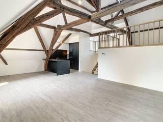 Dit prachtige duplexappartement bevindt zich in het bruisende hart van Gent en combineert ruimte, licht en optimaal wooncomfort. De woning beschikt over twee slaapkamers en een zonnig terras waar je heerlijk kan ontspannen na een drukke dag in de stad.De ruime leefruimte biedt dankzij de grote ramen een aangename, open sfeer. De moderne keuken sluit hier naadloos op aan en is uitgerust met alle nodige voorzieningen. De verdieping zorgt voor een duidelijke scheiding tussen wonen en slapen, wat het appartement bijzonder praktisch maakt.De ligging is een absolute troef: op wandelafstand van winkels, restaurants, cultuurhuizen en openbaar vervoer. Of je nu houdt van een gezellige avond uit, een ontspannen wandeling langs de Graslei of een bezoek aan één van de vele musea, alles ligt binnen handbereik.Dit duplexappartement is ideaal voor wie wil genieten van comfortabel wonen op een toplocatie in het centrum van Gent.Indeling: inkomhal - slaapkamer 1 - toilet - slaapkamer 2 - badkamer - woonkamer - keuken - bovenverdieping - berging - terrasDe gemeenschappelijke kosten, onder de vorm van een forfait, bedragen €70,00/maand en dienen voor het onderhoud van de gemeenschappelijke delen.Het appartement is onmiddellijk beschikbaar.