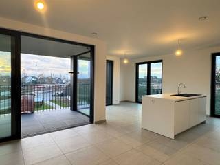 <p><span>Dit prachtige nieuwbouwappartement bevindt zich in een groene en rustige omgeving in Vichte, op wandelafstand van zowel het station als het centrum. De leefruimte is ruim en licht en sluit naadloos aan op de open keuken, die volledig werd afgewerkt met kwalitatieve toestellen. Verder beschikt het appartement over één slaapkamer, een moderne badkamer met een comfortabele inloopdouche en lavabo, een apart toilet en een praktische berging.</span></p><p><span>Daarnaast hoort er een ondergrondse garagebox bij het appartement en zijn er maar liefst twee extra kelderbergingen voorzien, wat zorgt voor heel wat extra opslagruimte.</span></p><p><span>Dit appartement is ideaal voor wie houdt van modern wooncomfort en graag omgeven is door rust en groen, maar toch vlakbij alle voorzieningen wil wonen. Dankzij de uitstekende ligging geniet je bovendien van een vlotte verbinding naar zowel het centrum als het station.</span></p><p><span>Het appartement is volledig geschilderd.</span></p><p><span>De basis huurprijs bedraagt 710 euro per maand, aangevuld met 60 euro gemeenschappelijke kosten.</span></p>