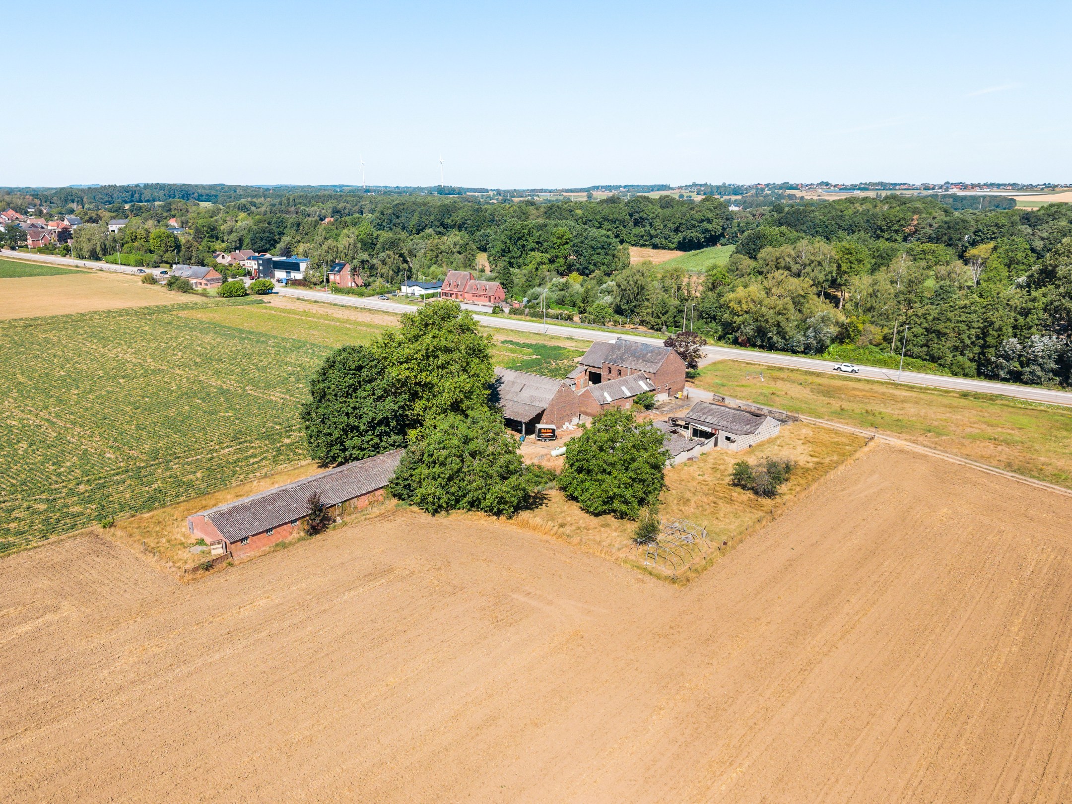 Renovated square farm with stables on 19,202m². - photo 4