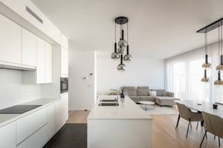 Prachtig penthouse in Residentie De Spie nabij het centrum van Wingene. Zeer centraal gelegen, toch vlot bereikbaar.Het appartement heeft volgende...