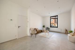 <p>In een <strong>rustige straat in Boechout</strong> bevindt zich deze <strong>stijlvol gerenoveerde gezinswoning</strong>, waar comfort, ruimte en dagelijks gebruiksgemak centraal staan. Dankzij de <strong>centrale ligging</strong> bevinden <strong>scholen, winkels en openbaar vervoer</strong> zich op <strong>wandelafstand.</strong></p><p><br /></p><p>Je betreedt de woning via een <strong>praktische inkomhal</strong> die meteen een verzorgde en warme indruk nalaat. Van hieruit kom je in de <strong>lichtrijke leefruimte</strong>, een aangename plek waar het gezin samenkomt. De leefruimte sluit naadloos aan op de <strong>open keuken</strong>, die achteraan is ingeplant en uitkijkt op de <strong>ruime, diepe tuin</strong>. Deze opstelling zorgt voor een sterke connectie tussen binnen en buiten en laat toe om te koken terwijl je het zicht op het groen hebt. Verder is er e<span>en </span><strong>aparte wasplaats</strong><span> die het dagelijkse comfort verhoogt en zorgt voor extra orde.</span></p><p><br /></p><p>De woning beschikt over <strong>drie volwaardige slaapkamers</strong>, ideaal voor een gezin met kinderen, aangevuld met ruimte voor thuiswerk of hobby’s. Daarnaast biedt de <strong>zolderverdieping</strong> bijkomende mogelijkheden, zowel als extra slaapkamer of als polyvalente ruimte.</p><p><br /></p><p>Achteraan geniet je van een <strong>royale tuin</strong> met voldoende privacy, een echte meerwaarde als je belang hecht aan <strong>buitenruimte, rust en groen</strong>. Een plek waar kinderen vrij kunnen spelen en waar het heerlijk ontspannen is na een drukke dag.</p>