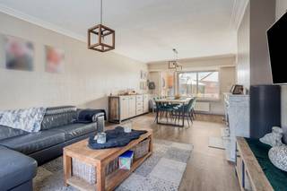Op een uitstekende locatie vlakbij centrum Itegem, bevindt zich deze verrassend ruime gezinswoning met 4 slaapkamers en buitenzwembad.<br /> <br />Deze vrijstaande woning is gelegen in een rustige, kindvriendelijke straat op wandelafstand van centrum Itegem wat ervoor zorgt dat winkels, scholen en openbaar vervoer binnen handbereik zijn. Het provinciaal groendomein 'de Averegten', bevindt zich vlakbij. <br /><br />We betreden de woning langs de inkomhal dewelke op haar beurt toegang geeft tot de bovenverdieping alsook tot de ruime leefruimte voorzien van eetplaats en zithoek. Aansluitend treffen we de ingerichte keuken voorzien van hedendaagse toestellen en voldoende kastruimte. Verder is er op het gelijkvloers een gastentoilet, berging/wasplaats alsook polyvalente ruimte met aparte inkom, ideaal voor kleine zelfstandigen of hobbyisten.<br /><br />Terug in de inkomhal leidt de trap ons tot de 1 ste verdieping. Hier biedt de overloop toegang tot 4 gunstige slaapkamers en badkamer. De overloop geeft connectie tot de bergzolder via schuiftrap.<br /><br />Tot slot geniet de woning een prachtige veranda waar het heerlijk vertoeven is, een verwarmd buitenzwembad en zeer ruime tuinberging, ideaal als extra opbergruimte.<br /><br />Bijzonderheden: residentiële buurt, EPC label D, conform elektriciteitsattest, 18 zonnepanelen,…<br /><br />Charmante eengezinswoning vlakbij centrum Itegem dat zeer zeker uw bezoek waard is.