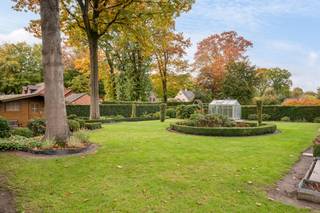 <p><strong>Goed onderhouden gelijkvloerse woning met 4 slaapkamers, garage en ruime zuidwestgerichte tuin te Essen Heikant</strong></p>
<p>Deze <strong>degelijk onderhouden </strong>woning bevindt zich in een <strong>zeer rustige en aangename buurt</strong> en biedt <strong>ruimte, licht en comfort</strong> op een perceel van maar <strong>liefst 1.602m² </strong>en <strong>ca. 32 meter breed</strong>. Dankzij de <strong>zuidwestelijke oriëntatie</strong> geniet je de hele dag van zon en een heerlijk open gevoel.</p>
<p><strong> </strong><strong>Indeling gelijkvloers:<br /></strong>- Een inkomhal met technische kast met elektrische installatie, een aparte bergkast/ vestiaire<br />- Een <strong>grote, lichtrijke leefruimte</strong> met aard<strong>gaskachel</strong> en <strong>elektrische rolluiken met tijdsschakelaars</strong><br />- Een <strong>keuken met zicht op de tuin</strong> is uitgerust met combi-microgolfoven, koelkast en inductiekookplaat, dampkap, vaatwasser<br />- Een <strong>badkamer met douche, apart toilet en wastafel</strong> <br />- <strong>Vier slaapkamers</strong> voorzien van <strong>elektrische rolluiken</strong> en <strong>vliegenramen</strong><br />- Een <strong>zolder strekt zich uit over de volledige woning</strong> en biedt extra bergruimte</p>
<p><strong> </strong></p>
<p><strong>Comfort & Techniek<br /></strong>-Verwarming via <strong>Viessmann-mazoutcondensatieketel (2010)<br /></strong><strong>-Gedeeltelijke kelder</strong> in 4 ruimtes en een <strong>geïsoleerde kruipruimte</strong> (5 cm PIR-platen onder volledige vloer)<br /><strong>-Zoldervloer (betonvloer) geïsoleerd</strong> met 6 cm PIR-platen<br /><strong>-Dak vernieuwd in 2004</strong> met nieuwe pannen en goten<br />-Spouwmuurisolatie ingespoten (korrels)<br /><strong>-Buitenverlichting</strong> rondom de woning<br /><strong>-Aangesloten op riolering via septische put</strong></p>
<p><strong> </strong><strong>Buitenruimte</strong></p>
<p>De woning beschikt over een <strong>grote oprit met ruime parkeermogelijkheden</strong>, een <strong>verwarmde garage met smeerput.</strong><br />Daarnaast zijn er een <strong>serre,</strong> <strong>tuinhuis en ook een berging vanuit de garage</strong>.<br />De tuin is onderhoudsvriendelijk ingericht, geniet van een <strong>zuidwestoriëntatie.</strong></p>
<p><strong>Bijzonderheden:<br /></strong>-Ruime en lichtrijke woning met 4 slaapkamers<br />-Degelijke isolatie van vloer en zolder, spouwmuur<br />-Verwarmde garage met smeerput<br />-<strong>Grote oprit en veel parkeerruimte</strong><br />-<strong>Zuidwestgericht</strong>, verkavelbaar perceel van ca. 32 m breed<br />-<strong>Rustige en aangename ligging</strong></p>