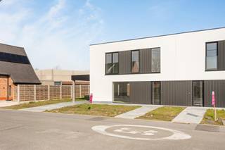 Deze halfopen nieuwbouwwoning (3 slpks) met carport is gelegen in Kortemark.! PROMO: Wie in de maand maart 2026 aankoopt krijgt binnenschilderwerken...