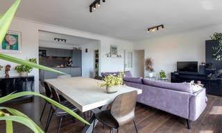 <p>Op de 5de verdieping van een goed onderhouden residentie bevindt zich dit prachtig gerenoveerde en instapklare appartement, gunstig gelegen in Sint-Agatha-Berchem. Het appartement is bereikbaar met de lift of trap.</p><p></p><p>De inkomhal is voorzien van een apart toilet en leidt naar de bijzonder ruime leefruimte. Deze aangename, lichtrijke ruimte baadt dankzij de grote raampartijen in het natuurlijke licht en biedt een mooi open zicht. Het aansluitende zonnige terras vormt een mooie verlenging van de leefruimte en biedt de mogelijkheid om volop van het uitzicht te genieten.</p><p>De open, volledig uitgeruste keuken sluit mooi aan op de leefruimte en beschikt aansluitend over een praktische berging met onder meer de aansluitingen voor een wasmachine en droogkast. Verder omvat het appartement twee slaapkamers en een moderne douchekamer met inloopdouche.</p><p></p><p>De verkoper verkiest een privatieve autostaanplaats in de ondergrondse garage mee te verkopen voor de meerprijs van € 19.000.</p><p></p><p>Als extra troef beschikt de residentie over een aangename gemeenschappelijke tuin, waar bewoners kunnen genieten van een groene buitenruimte.</p><p></p><p>De ligging is bijzonder praktisch: op korte afstand van het centrum van Sint-Agatha-Berchem, winkels, openbaar vervoer (bus, tram, ...) en scholen. Een lichtrijk, comfortabel en instapklaar appartement met zonnig terras, gemeenschappelijke tuin en autostaanplaats op een gunstige locatie!</p><p></p><p>Interesse? Plan vandaag nog uw bezoek via de website van Living Stone.</p>