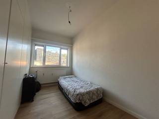 <p>Dit appartement is gelegen in Diest, in de Koning Albertstraat, nabij tal van voorzieningen zoals winkels, horeca, scholen, openbaar vervoer ... <br /><br />Het appartement is gelegen op de derde verdieping van het gebouw en omvat: ruime inkomhal, badkamer met lavabo en inloopdouche, apart toilet, twee slaapkamer met ingebouwde kasten en terras én een ruime leefruimte met ingerichte keuken. Bijhorend is er nog een zeer ruime kelderberging. De fiets stallen is mogelijk in de gemeenschappelijke fietsenberging. <br /><br />Meer informatie of een bezoek ter plaatse? verhuur@connect-immo.be<br /><br />Huurprijs: €710 + €85 (verwarming) + €15 (per persoon voor water) + elektriciteit privatief! <br />Beschikbaar vanaf 1 november 2026! <br />EPC: 324 kWh/m2jaar - 3349764</p>