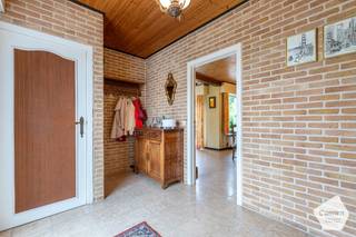 Bent U op zoek naar een woning U volledig naar eigen smaak kunt renoveren? Dan is deze charmante bungalow zeker een bezoek waard. Gelegen op een rustige en landelijke locatie, geniet deze woning van een aangename omgeving met veel groen en een uitstekende bereikbaarheid. De bungalow beschikt over drie volwaardige slaapkamers een mooie bewoonbare oppervlakte, waardoor er voldoende ruimte is voor gezinnen & koppels. Het perceel van maar liefst 1000 m² biedt tal van mogelijkheden voor het aanleggen van een prachtige tuin, een terras of andere buitenvoorzieningen. Dankzij de ruime indeling en de solide basis vormt deze woning de ideale opportuniteit om een eigentijdse en comfortabele thuis te creëren. Zeer rustige locatie.<br /><br /><strong><u>Indeling gelijkvloers:</u></strong>
<ul>
<li>Inkom met apart toilet;</li>
<li>Lichtrijke leefruimte met veel ramen en uitzicht op de tuin;</li>
<li>Ingerichte keuken;</li>
<li>Aansluitende berging aan de keuken;</li>
<li>3 slaapkamers;</li>
<li>Zeer ruime garage;</li>
<li>Prachtige terras en tuin;</li>
<li>Tuinhuis / bijgebouw;</li>
</ul>
<strong><u>Eerste verdieping met schuiftrap:</u></strong>
<ul>
<li>Zolderverdieping met schuiftrap;</li>
<li>Zeer ruim met veel mogelijkheden.</li>
</ul>
<strong><u>Troeven:</u></strong>
<ul>
<li>Prachtige locatie met veel grond en mogelijkheden;</li>
<li>Zeer rustig gelegen;</li>
<li>Vernieuwde Condensatieketel;</li>
<li>Regenwater 10.000 liter;</li>
<li>Boorput aanwezig;</li>
<li>Zuid-West oriëntatie tuin;</li>
<li>Ruim bouwvolume.</li>
</ul>
Voor verdere vragen of een bezoek ter plaatse neem gerust contact met ons op via: <strong>oostkamp@caenen.be</strong>